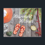 Postal Festiva Flip Flops, Palm Tree, Navidades Lights Beach<br><div class="desc">Esta postal de bienvenida de Warmest Wshes Beach incluye un bonito par de chanclas naranjas y gorra solar. Hay conchas y una palmera acuarela decorada con luces de cuerda de árbol de Navidad, todo ello sobre un fondo de madera. El saludo interno ~ "desde mi paraíso de vacaciones hasta el...</div>