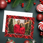 Postal Festiva Foto clásica de Navidades de Tartán de color rojo<br><div class="desc">Un clásico tartán de manta roja detrás de tu foto familiar de vacaciones horizontales para una postal festiva y tradicional de Navidades. Postales simples y hermosas de Navidades.</div>