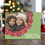 Postal Festiva Foto con marco de guirnalda de Navidades de Berry<br><div class="desc">Una casa de campo verde con una corona de baya como marco fotográfico. Se utiliza un guión moderno para las vacaciones felices. Un saludo de Navidades - que sus días sean alegres y brillantes - incluido en el lado de la postal con un área para la firma familiar y el...</div>