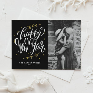 Postal Festiva Foto de Año Nuevo con Caligrafía Negra y Corona