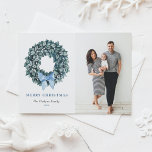 Postal Festiva Foto de bienvenida de temporada de invierno blanco<br><div class="desc">¡Saludos de temporada! Envíe sus deseos de vacaciones a la familia y amigos con esta tarjeta postal de vacaciones. Cuenta con una guirnalda blanca de color agua y una corona de madera de paja con una cinta azul. Personalice agregando saludos, fotos, nombre, dirección y mensaje. Esta tarjeta postal de winterberry...</div>