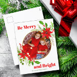 Postal Festiva Foto de la familia Poinsettia para Navidades con m<br><div class="desc">Una hermosa poinsettia roja floral con hojas huecas rodea tu linda foto familiar sobre Feliz Navidad. Niños luminosos y alegres fotografían postales de vacaciones con flores de bonito y hojas alrededor de tu foto cuadrada. Postales festivas.</div>