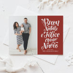 Postal Festiva Foto de Navidades de caligrafía de Red Buon Natale<br><div class="desc">¡Buon Natale e Felice Anno Nuovo! Envíe sus deseos de vacaciones a amigos y familia con esta postal de Navidades de personalizable. Esta tarjeta de Navidades italianos incluye caligrafía moderna. Personalice agregando sus detalles. Esta postal de Navidades de fotos está disponible en otros colores y material de cartón. Los elementos...</div>