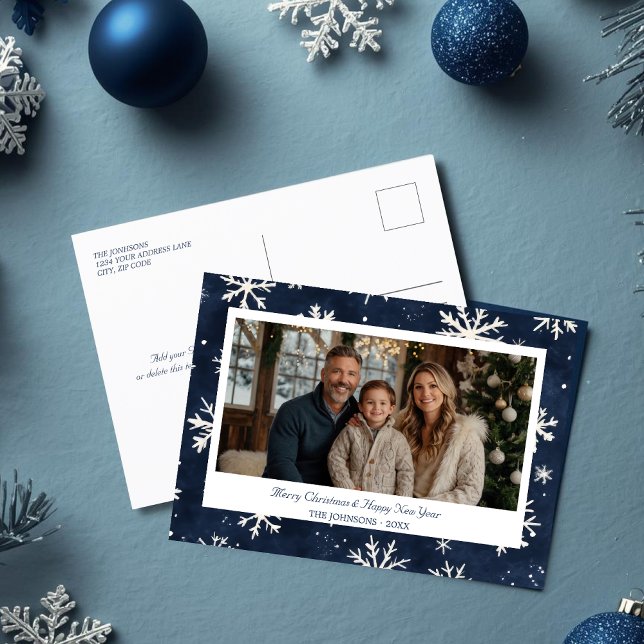 Postal Festiva Foto de Navidades de la marina bordeadora de Snowf (Winter Snowflake Border Navy Christmas Photo Holiday Postcard)