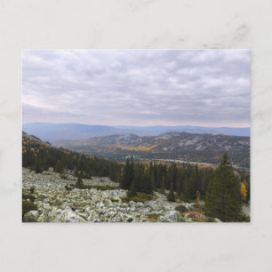 Postal Festiva foto de un bosque montañoso otoñal, montañas,
