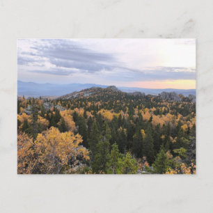 Postal Festiva foto de un bosque montañoso otoñal, montañas,