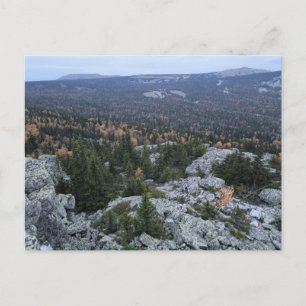 Postal Festiva foto de un bosque montañoso otoñal, montañas,