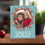 Postal Festiva Foto de Wreath de navidades<br><div class="desc">Una casa de campo azul con una corona de baya como marco fotográfico. Se utiliza un guión moderno para las vacaciones felices. Un saludo de Navidades - que sus días sean alegres y brillantes - incluido en el lado de la postal con un área para la firma familiar y el...</div>