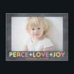 POSTAL FESTIVA FOTO DEL CHALKBOARD PEACE LOVE JOY HOLIDAYS<br><div class="desc">Celebre la temporada con esta tarjeta fotográfica de vacaciones Sencilla e intemporal con temática de Alegría, Paz y Amor, que presenta una moderna y elegante tipografía punteada en tonos pastel (verde, amarillo, naranja, azul claro, rosa, lila, morado) sobre un sencillo fondo de pizarra de carbón vegetal (extraíble). Navidades y tarjetas...</div>