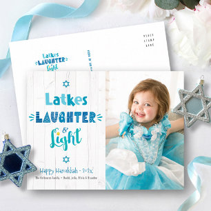 Postal Festiva Foto Latkes de Hanukkah Risa Luz Madera Rústica