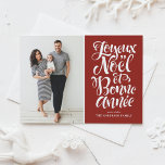 Postal Festiva Foto manuscrita de Red Joyeux Noël et Bonne Année<br><div class="desc">¡Joyeux Noël et Bonne Année! Envíe sus deseos de vacaciones a amigos y familia con esta tarjeta postal de Navidades de fotos de personalizable. Esta tarjeta de Navidades franceses incluye caligrafía moderna. Personalice agregando sus detalles. Esta postal de Navidades de fotos está disponible en otros colores y material de cartón....</div>