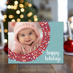 Postal Festiva Fotografía de Felices Fiestas - Hermosa corona de<br><div class="desc">Una casa de campo azul con una corona de baya como marco fotográfico. Se utiliza un guión moderno para las vacaciones felices. Un saludo de Navidades - que sus días sean alegres y brillantes - incluido en el lado de la postal con un área para la firma familiar y el...</div>