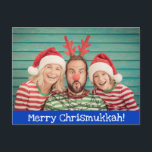 Postal Festiva Fun Moderno Merry Christmukkah Foto Azul y Blanco<br><div class="desc">Celebra la temporada navideña con esta divertida y alegre postal que incluye tu foto familiar favorita (o diviértete sólo por Christmukkahh este año) sobre un fondo azul con texto blanco. Todo el texto de esta tarjeta puede ser personalizado, incluyendo el Merry Chrismukkah en la parte delantera y el Happy Holidays...</div>