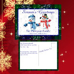 Postal Festiva Fun Snowmen: Los saludos de Black Watch Tartán<br><div class="desc">Disfrute de la diversión de la temporada invernal de vacaciones en su tarjeta de felicitación personalizada. Un muñeco de nieve pintado a mano suave ilumina esta postal navideña de los "Saludos de la temporada". El popular reloj negro escocés coloca el tartán en verde profundo y azul forma un fondo para...</div>