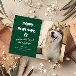 Postal Festiva Funny Happy Howlidays Mascota Dog Photo Navidades<br><div class="desc">Enviar Navidades Cheer con este divertido mascota perro Feliz Día de Navidades de Howlidays. El diseño presenta una fotografía de su bebé de piel,  texto blanco sobre un fondo verde festivo que se puede cambiar a cualquier color. El gracioso texto dice - Feliz cumpleaños,  Adivina quién lamió el sobre.</div>
