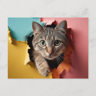 Postal Festiva Gato atigrado juguetón asomándose a través de pape