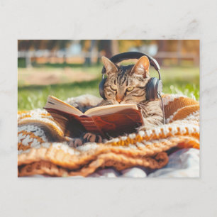 Postal Festiva Gato leyendo libro sobre manta tejida