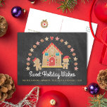 Postal Festiva Gingerbread House Cookie Sweet Wiers Chalkboard<br><div class="desc">"Dulces deseos de vacaciones". Una bonita y caprichosa casa de jengibre, chica y niño de pan de jengibre, estrellas, corazones y caramelos, junto con una juguetona tipografía de escritura, superponen un oscuro fondo de pizarra gris de carbón vegetal y te ayudan a iniciar la temporada de fiestas de vacaciones. Una...</div>