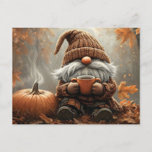 Postal Festiva Gnome adorable con cacao caliente al lado de una c