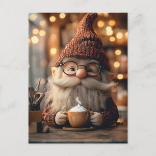 Postal Festiva Gnomo Acogedor Disfrutando de una Taza de Cacao Ca