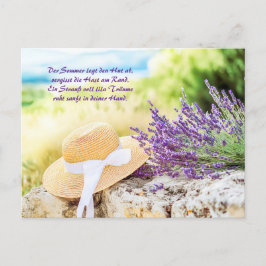 Postal Festiva Gorra de paja y lavanda en pared de piedra