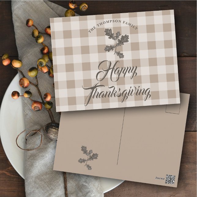 Postal Festiva Gratitud De Acción De Gracias Nombre Familia Taupe (Thanksgiving Gratitude Family Name Taupe Plaid Holiday Postcard)