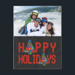 POSTAL FESTIVA GREETING FOTOGRÁFICO DE CHALKBOARD | RED<br><div class="desc">Una moderna tarjeta CHALKBOARD HAPPY HOLIDAYS POSTCARD con un divertido diseño de la diseñadora Elke Clarke© para Monogram Gallery. Diseño de texto negrita y rojo en el tipo de letra Ribbon con un patrón de copos de nieve en forma de árbol de navidad en un fondo NEGRO CHALKBOARD. AÑADIR SU...</div>
