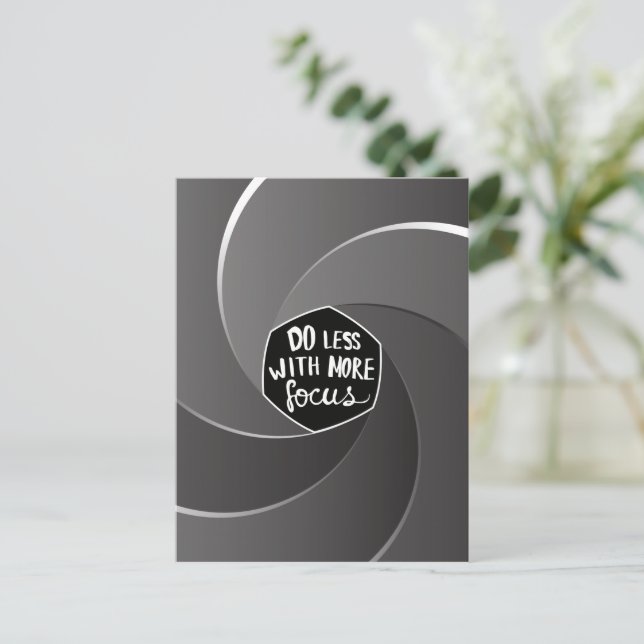 Postal Festiva Hacer menos con más enfoque (Anverso de pie)