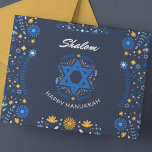 Postal Festiva Hanukkah<br><div class="desc">Presentamos una tarjeta postal amarilla y azul de la marina de guerra, vibrante y alegre, diseñada para traer calor y emoción a sus celebraciones navideñas. Esta deliciosa postal muestra una perfecta combinación de colores que simbolizan las ricas tradiciones y el profundo significado de Hanukkah. La postal Hanukkah azul de la...</div>