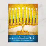 Postal Festiva Hanukkah Elegante Guión amarillo dorado Menorah Ve<br><div class="desc">"Paz, amor, Hanukkah". Un ilustracion fotográfico de primera mano de una brillante, colorida y dorada menorah sobre un fondo azul verde azulado texturado te ayuda a inaugurar las vacaciones de Hanukkah. Siente el calor y la alegría de la temporada de vacaciones cada vez que envíe esta impresionante y colorida postal...</div>
