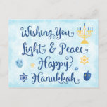 Postal Festiva Hanukkah Luz y paz<br><div class="desc">Carta temática judía Hanukkah con menorah, Estrella de David y Driedel. El texto dice Deseándote Luz y Paz Feliz Hanukkah. El fondo es un lavabo de color azul claro. Personalice la parte posterior con su propio mensaje y/o logotipo de la empresa. Estas postales son una manera económica de enviar tus...</div>