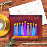 Postal Festiva Hanukkah Patrón Boho Velas de Paz Roja Luz de Amor<br><div class="desc">"Paz, amor y luz". Un ilustracion juguetón, moderno y artístico de velas de patrón boho en una menorah te ayuda a iniciar las vacaciones de Hanukkah. Las variadas velas azules con coloridos estampados de Relieve metalizado falso cubren un fondo rico de naranja rojo ladrillo y textura. En la parte posterior,...</div>