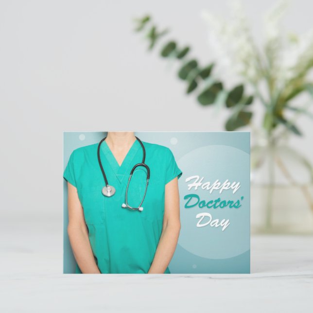 Postal Festiva Happy Doctors Day Female in Scrubs and Stethoscope (Anverso de pie)