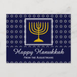 Postal Festiva HAPPY HANUKKAH Estrella de David Menorah personali<br><div class="desc">Elegante postal de felicitación para celebrar HANUKKAH. Fondo azul oscuro con la Estrella de David plateada y tipografía blanca. El texto del marcador de posición en el frente y el reverso del saludo son personalizables, por lo que puede agregar su nombre y cambiar el mensaje. Parte de la colección FESTIVE...</div>