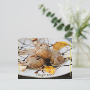 Postal Festiva Helado servido hermosamente con sirope de chocolat