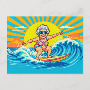 Postal Festiva Ilustración de abuela surfeando