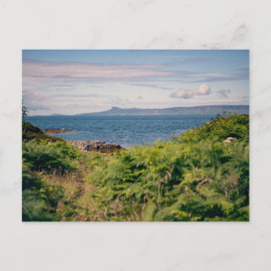 Postal Festiva Isla de Eigg desde el otro lado del mar