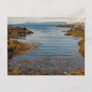 Postal Festiva Isla de Eigg desde el otro lado del mar