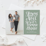 Postal Festiva Joyeux Noël et Bonne Année Script Sage Green Photo<br><div class="desc">Envíe vítores de vacaciones a amigos y familia con esta fantástica,  elegante y festiva postal de vacaciones. Esta tarjeta de vacaciones francesa incluye caligrafía moderna,  "Joyeux Noël et Bonne Année". Personalice agregando sus detalles. Esta postal roja de vacaciones está disponible en otros colores. Hay otros colores disponibles.</div>