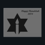 Postal Festiva La llama y la estrella -<br><div class="desc">Esta imagen es una llama de una vela. Una estrella alrededor de la llama representa a Hanukkah. Hecho en tatuaje negro. Una gran postal para enviar a tus seres queridos.</div>