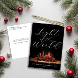 Postal Festiva La luz de la Biblia mundial contra los Navidades c<br><div class="desc">Moderna tarjeta de posteo elegante de la luz mundial contra Navidades de la biblia con elegantes imágenes en la parte delantera y espacio para su saludo en la parte trasera. Póngase en contacto con nosotros en cedarandstring@gmail.com si necesita ayuda con el diseño o productos de coincidencia.</div>