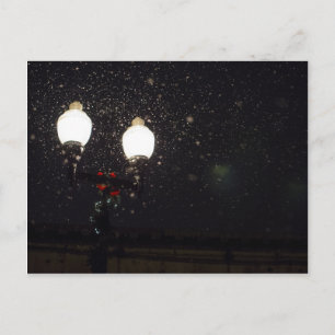 Postal Festiva Luz de calle con lazo navideño y guirnalda