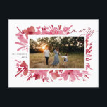 Postal Festiva Merry<br><div class="desc">Diseño de vacaciones de Navidades florales rojas abstractos de moras</div>