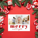 Postal Festiva Merry Bright Tres Modas fotográficas Navidades roj<br><div class="desc">Elegante postal de vacaciones de Navidades modernos con tres collage de fotos y saludos de vacaciones en rojo sobre el fondo blanco: Feliz y brillante, en una mezcla de tipografía clásica y escritura de moda moderna escrita a mano. El reverso de la postal contiene el mensaje de su personalizado Navidades...</div>