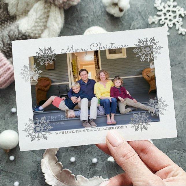 Postal Festiva Moda brillante de plata foto de festividad con cop (Silver Shimmering Chic Snowflake Holiday Photo Card)
