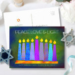Postal Festiva Moda Hanukkah Boho Vela Paz Verde Luz de Amor<br><div class="desc">"Paz, amor y luz". Un ilustracion juguetón, moderno y artístico de velas de patrón boho en una menorah te ayuda a iniciar las vacaciones de Hanukkah. Las variadas velas azules con coloridos estampados de Relieve metalizado falso dominan un rico fondo verde y texturado. En la parte posterior, escriba su copia...</div>