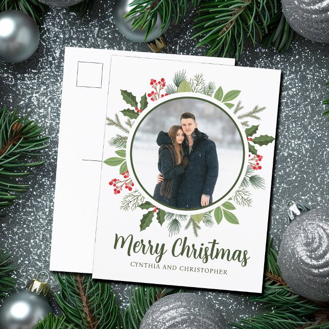 Postal Festiva Moda Navidades de Green Holly Wreath Couple Photo (Subido por el creador)