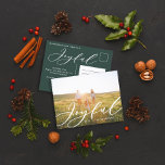 Postal Festiva Moderno follaje mínimo 1 guión fotográfico elegant<br><div class="desc">Moderna escritura de follaje minimalista elegante elegante y alegre tarjeta postal de Navidades de vacaciones. El eucalipto pintado a mano,  el follaje mínimo y la moderna corona rústica de mimbre le dan a esta tarjeta un ambiente lujoso. En verdes,  marrones y grises elegantes.</div>