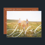 Postal Festiva Moderno follaje mínimo 1 guión fotográfico elegant<br><div class="desc">Moderna escritura de follaje minimalista elegante elegante y alegre tarjeta postal de Navidades de vacaciones. El eucalipto pintado a mano,  el follaje mínimo y la moderna corona rústica de mimbre le dan a esta tarjeta un ambiente lujoso. En verdes,  marrones y grises elegantes.</div>