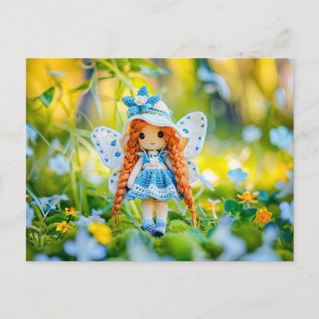 Postal Festiva Muñeca Crochet con Sombrero y Flores Azules (Anverso)